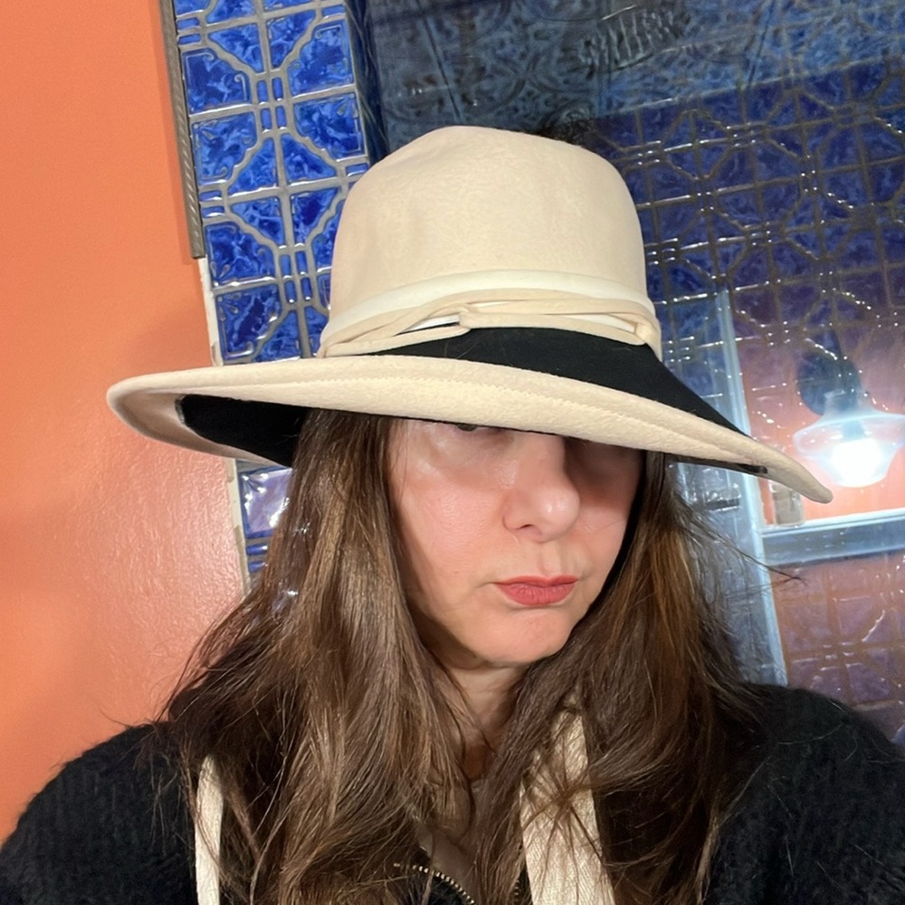 Gorgeous vintage hat 21.5”